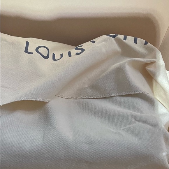 Brand New Louis Vuitton 2021 NéoNoé MM45555 Bicolor Monogram Empreint Dove/Cream - Picture 11 of 13